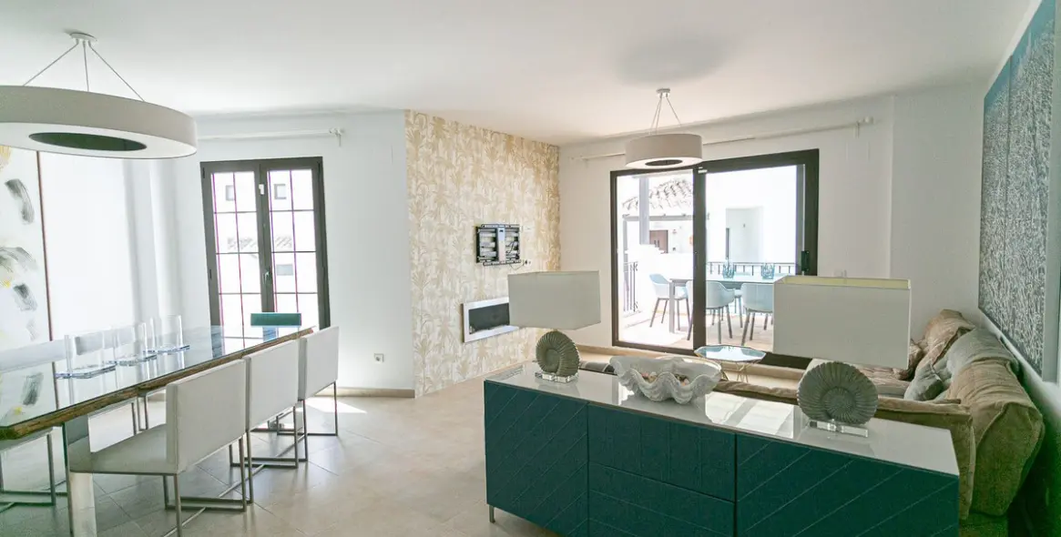 Продажа двухуровневого пентхауса в Altos de los Monteros 10