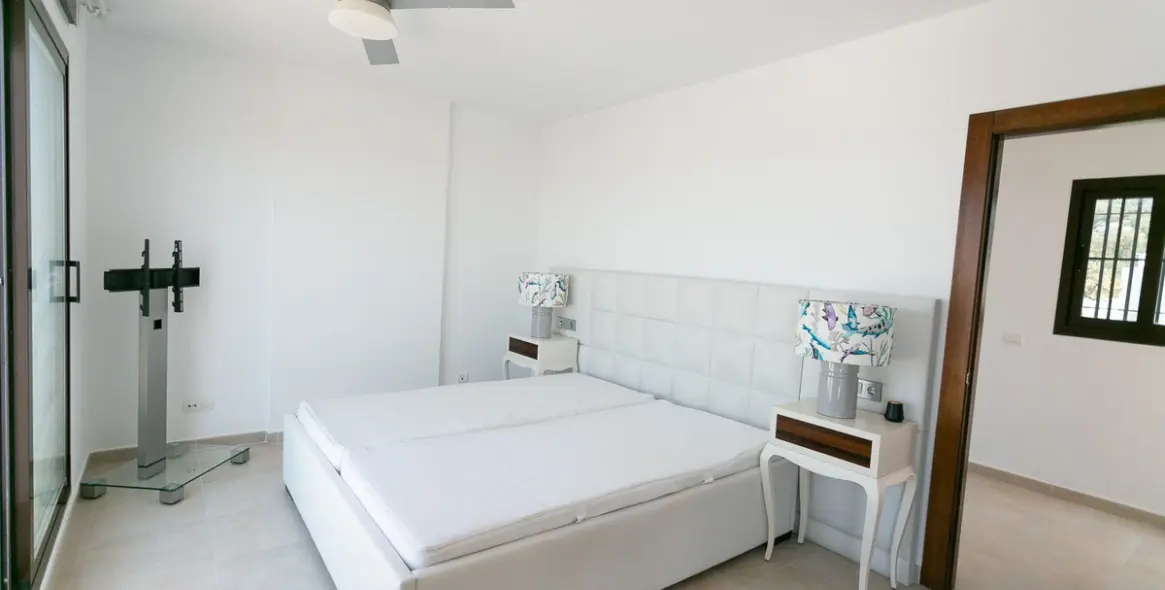 Продажа двухуровневого пентхауса в Altos de los Monteros 18