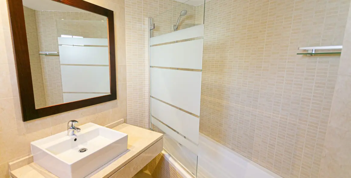 Продажа двухуровневого пентхауса в Altos de los Monteros 24