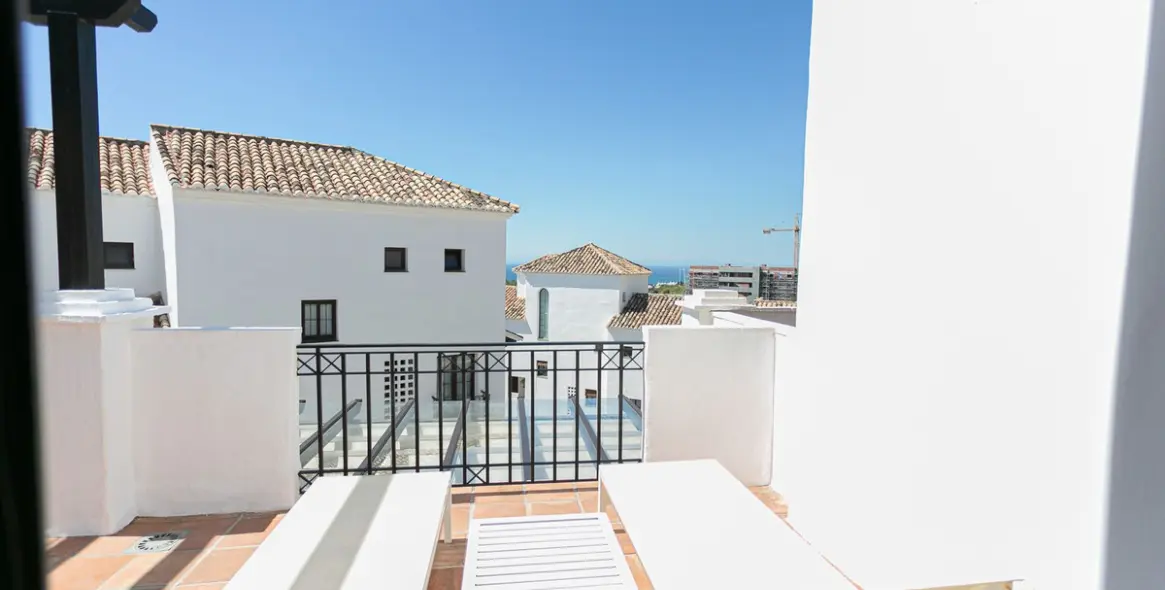 Продажа двухуровневого пентхауса в Altos de los Monteros 29