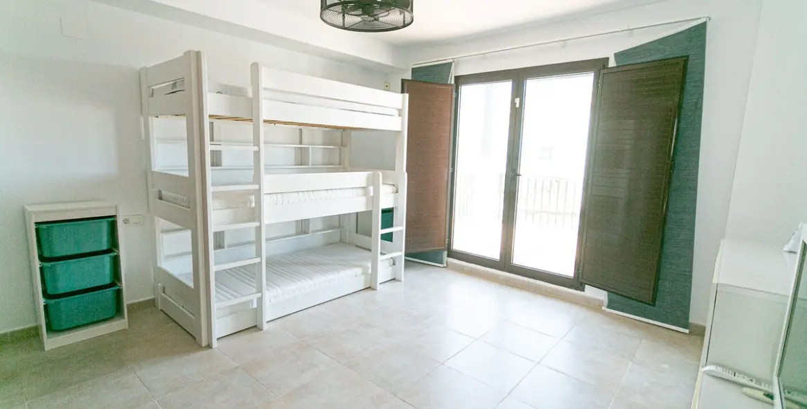 Продажа двухуровневого пентхауса в Altos de los Monteros 30