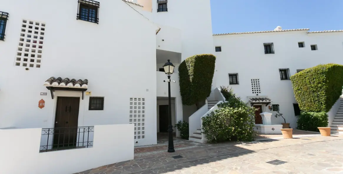 Продажа двухуровневого пентхауса в Altos de los Monteros 43