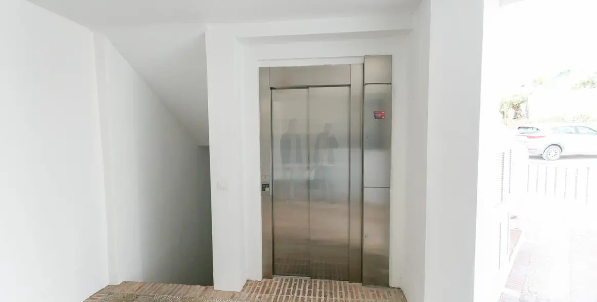 Продажа двухуровневого пентхауса в Altos de los Monteros 44