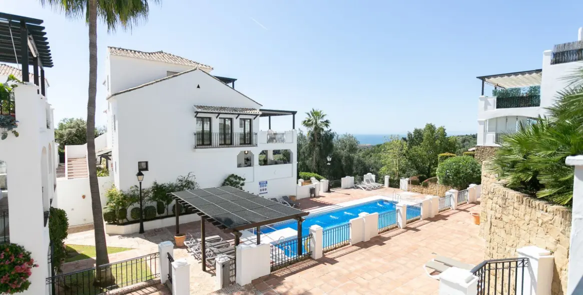 Продажа двухуровневого пентхауса в Altos de los Monteros 46