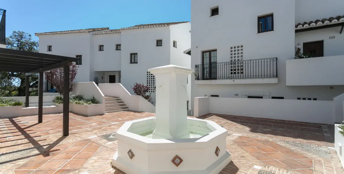 Продажа двухуровневого пентхауса в Altos de los Monteros 47