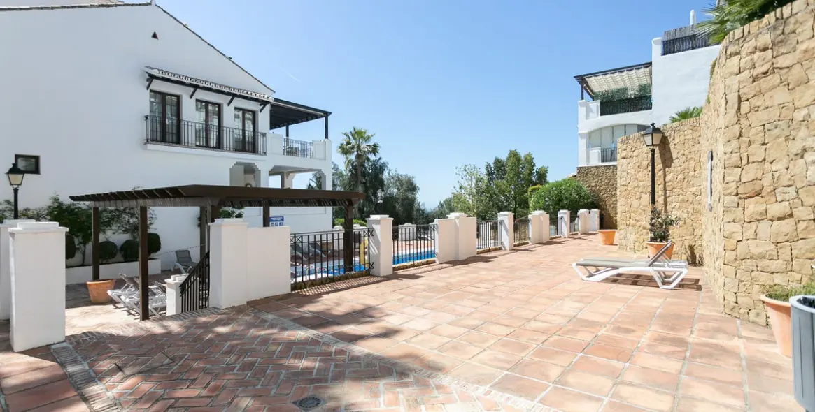 Продажа двухуровневого пентхауса в Altos de los Monteros 48