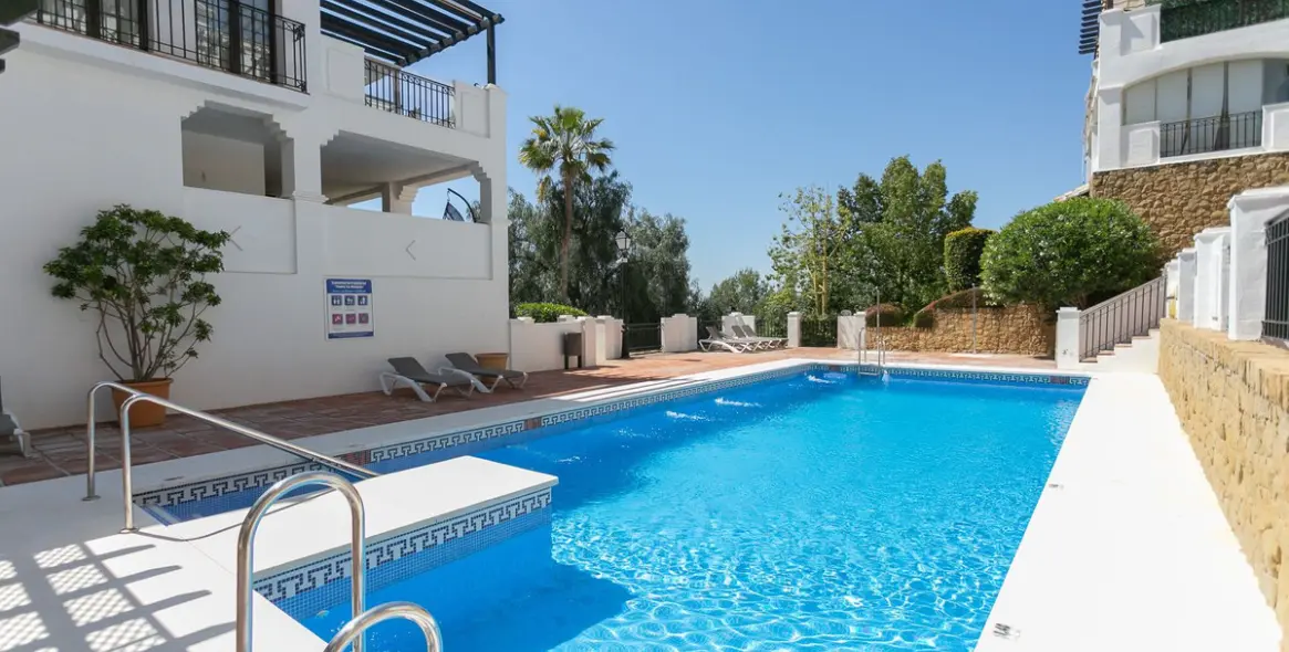 Продажа двухуровневого пентхауса в Altos de los Monteros 50