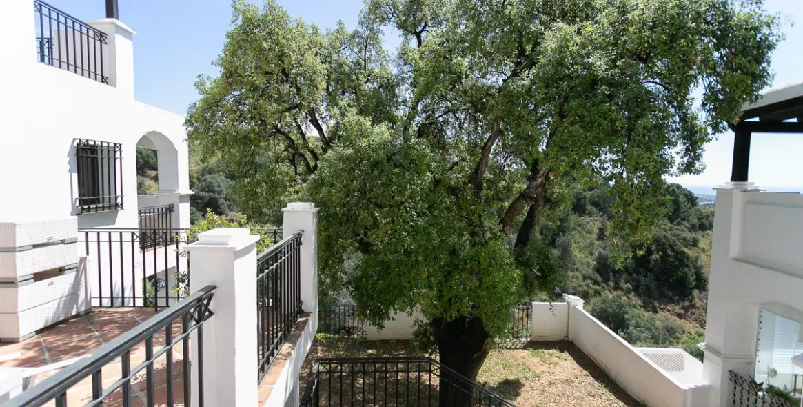 Продажа двухуровневого пентхауса в Altos de los Monteros 51