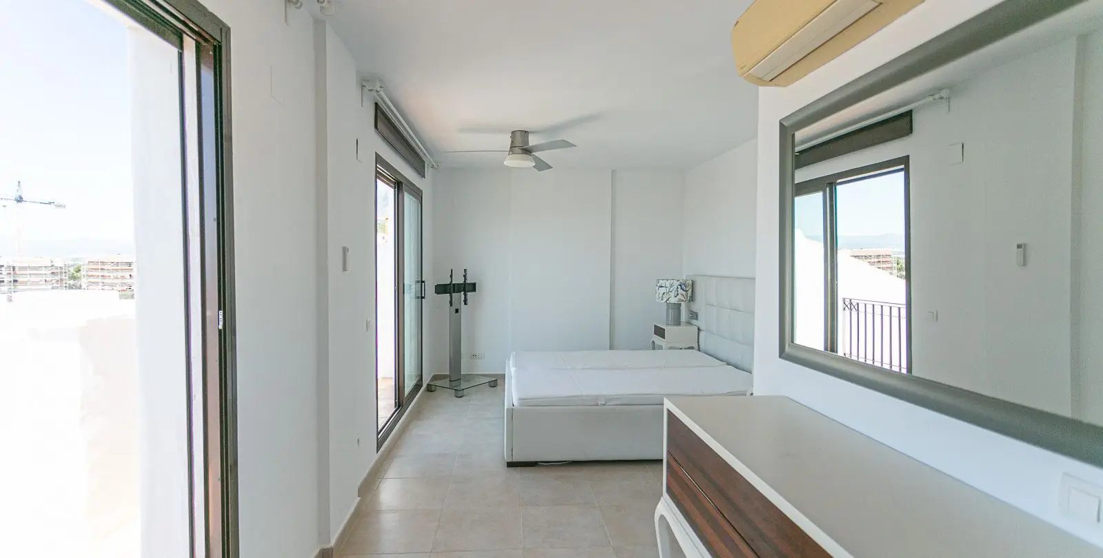 Продажа двухуровневого пентхауса в Altos de los Monteros 15