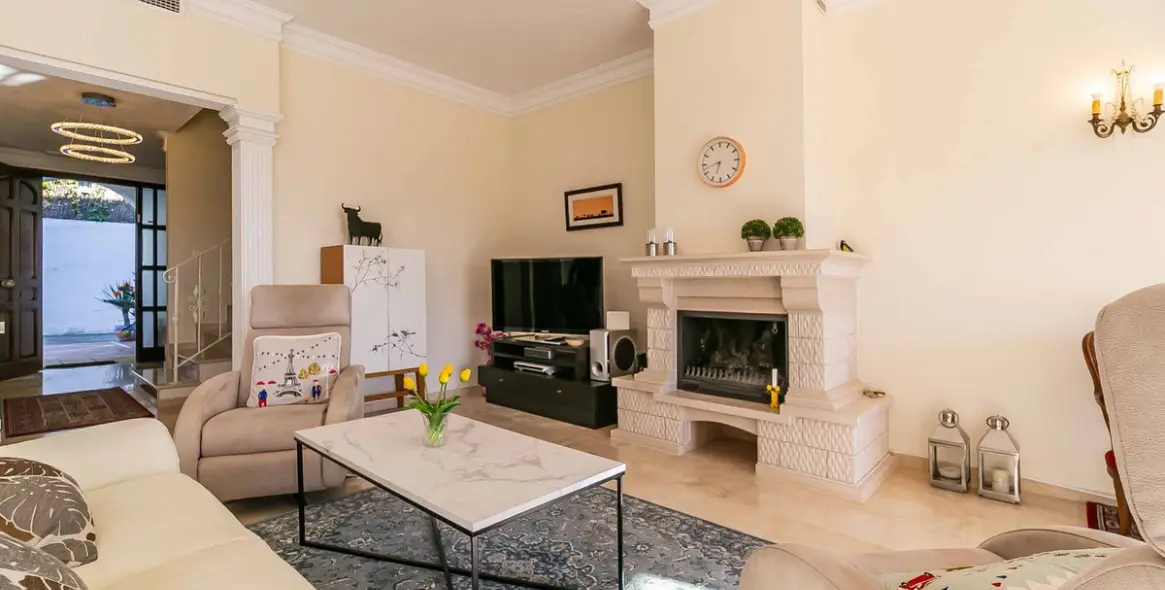 Sale of townhouse in Artola 24