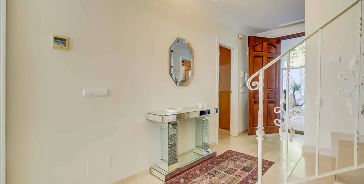 Sale of townhouse in Artola 25