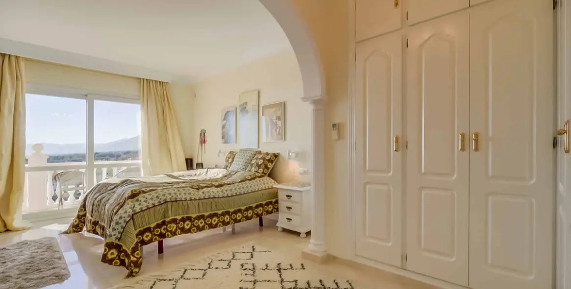 Sale of townhouse in Artola 40