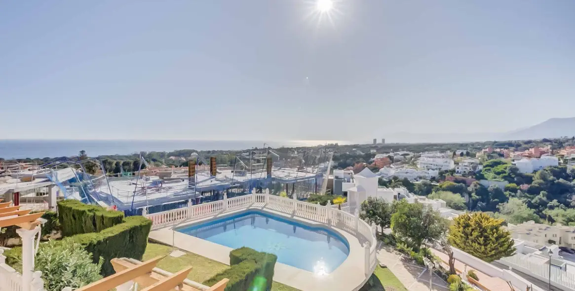 Sale of townhouse in Artola 44