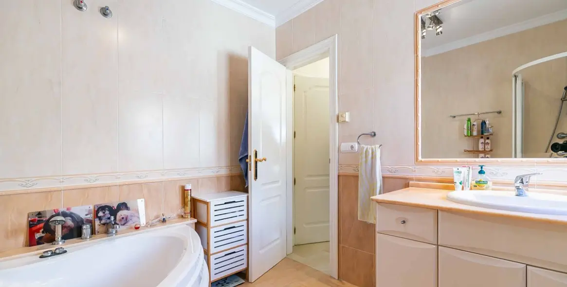 Sale of townhouse in Artola 48