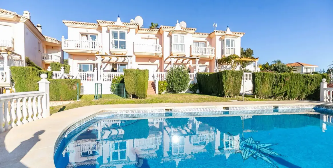 Sale of townhouse in Artola 50