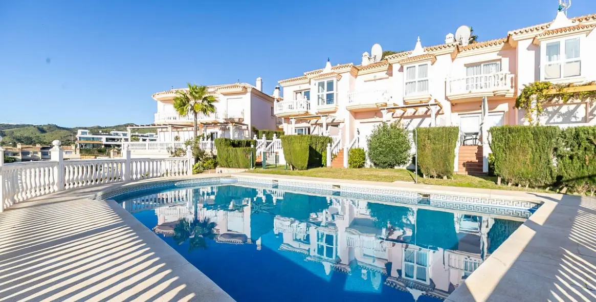 Sale of townhouse in Artola 51