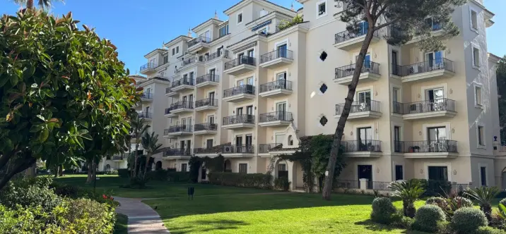 Venta de apartamento en planta media en Nueva Andalucía 0