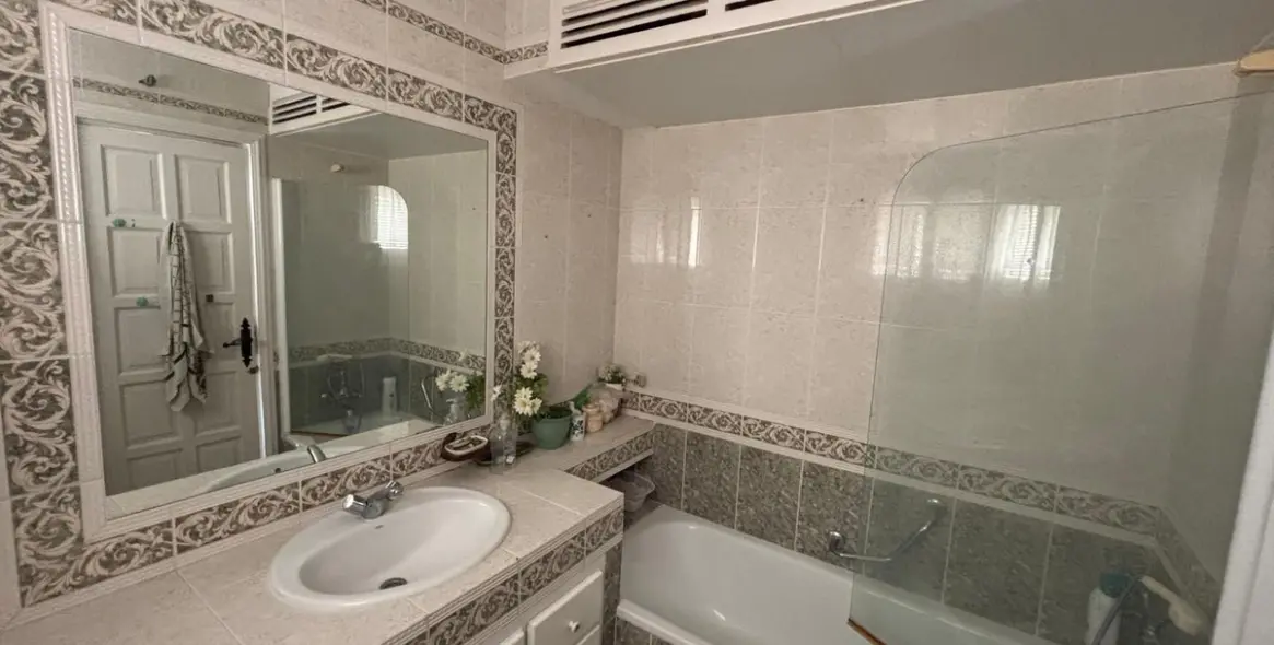 Venta de apartamento en planta media en Nueva Andalucía 12