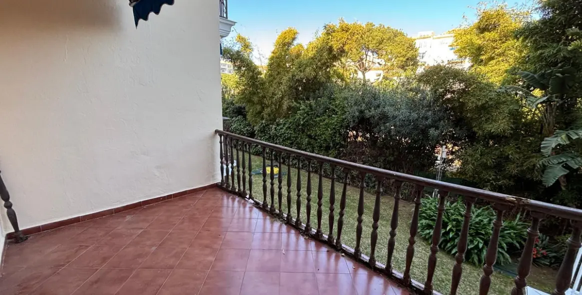 Venta de apartamento en planta media en Nueva Andalucía 20
