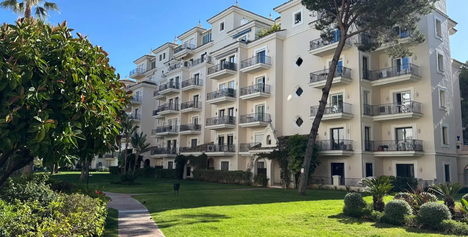 Venta de apartamento en planta media en Nueva Andalucía 1