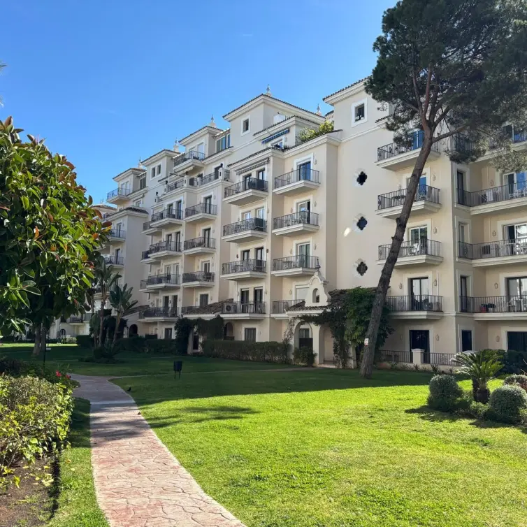Venta de apartamento en planta media en Nueva Andalucía