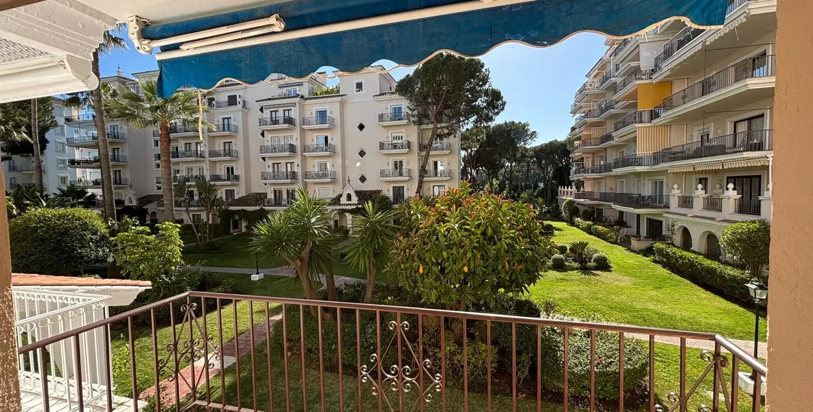 Venta de apartamento en planta media en Nueva Andalucía 2