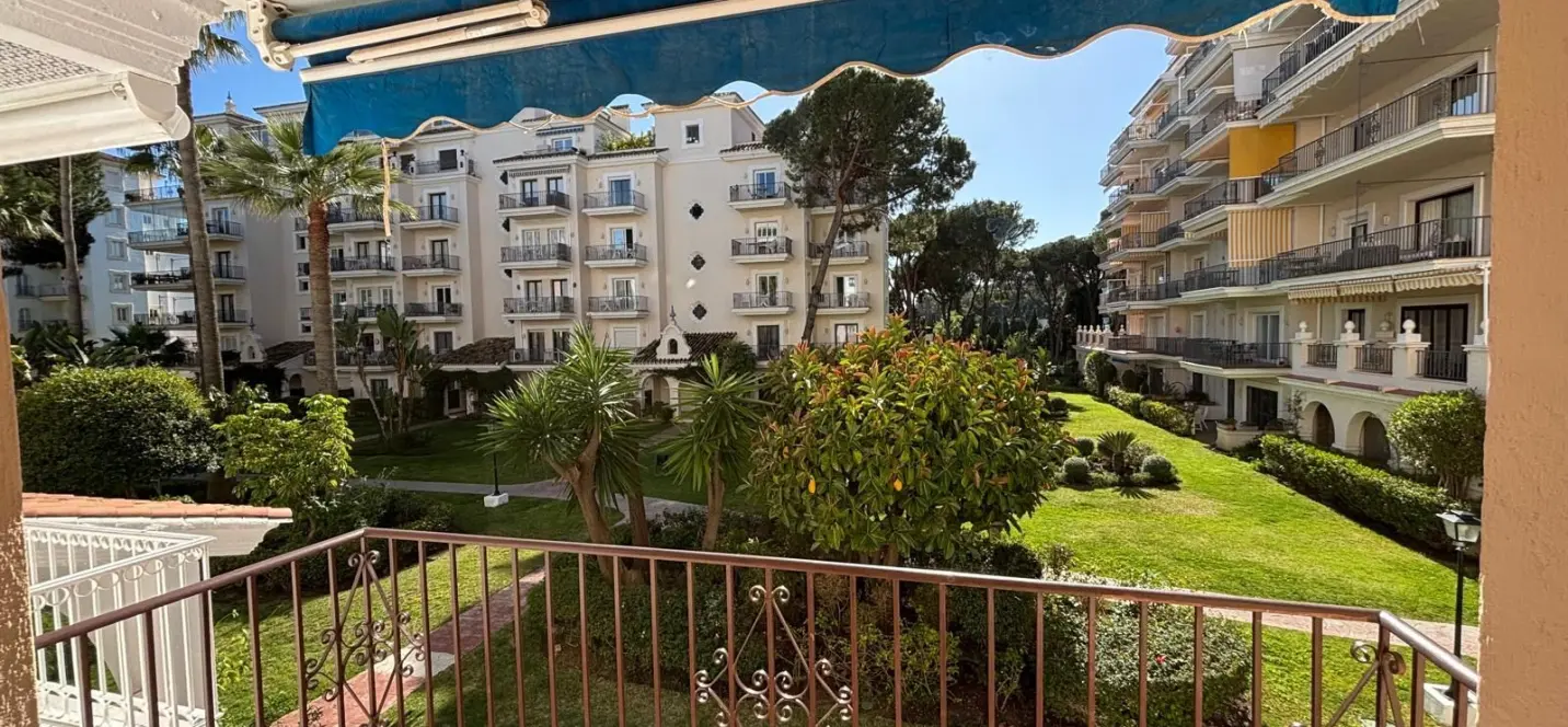 Venta de apartamento en planta media en Nueva Andalucía 1