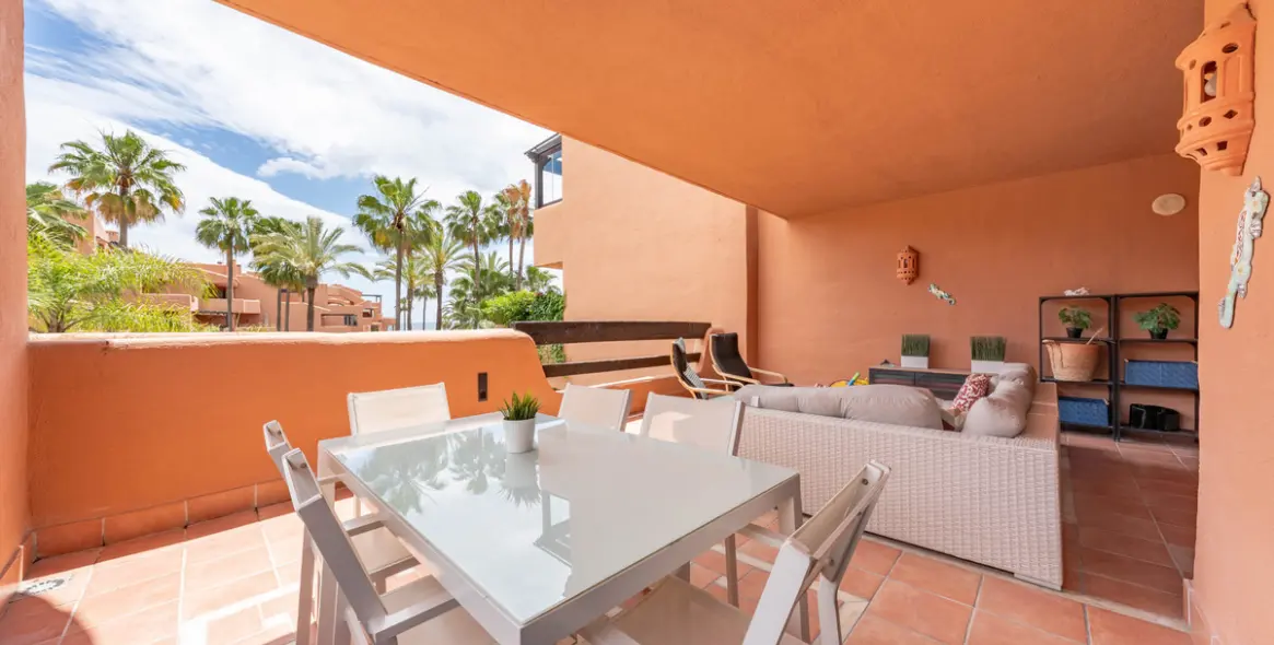 Venta de apartamento en planta media en Estepona 1