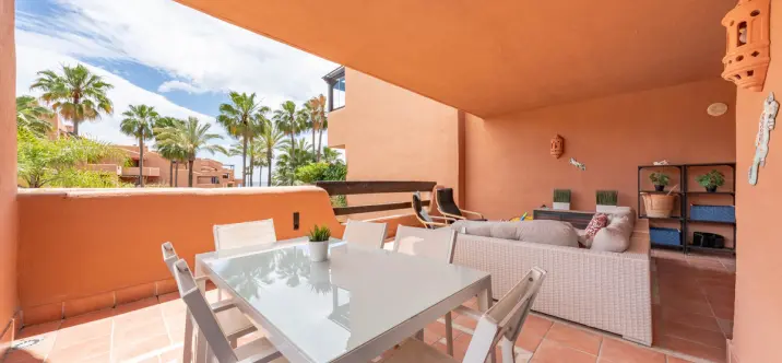 Venta de apartamento en planta media en Estepona 0