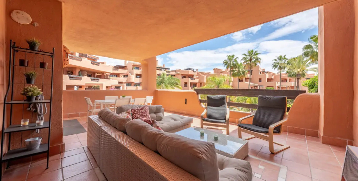 Venta de apartamento en planta media en Estepona 2
