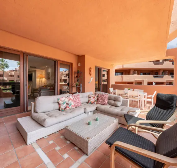 Venta de apartamento en planta media en Estepona