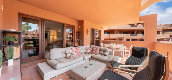 Venta de apartamento en planta media en Estepona 2