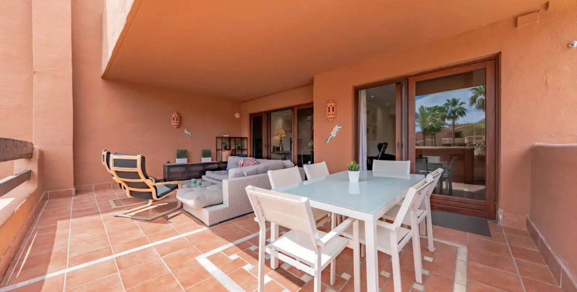 Venta de apartamento en planta media en Estepona 4