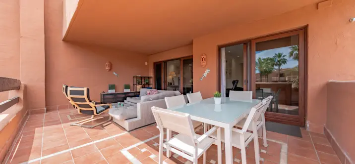 Venta de apartamento en planta media en Estepona 3