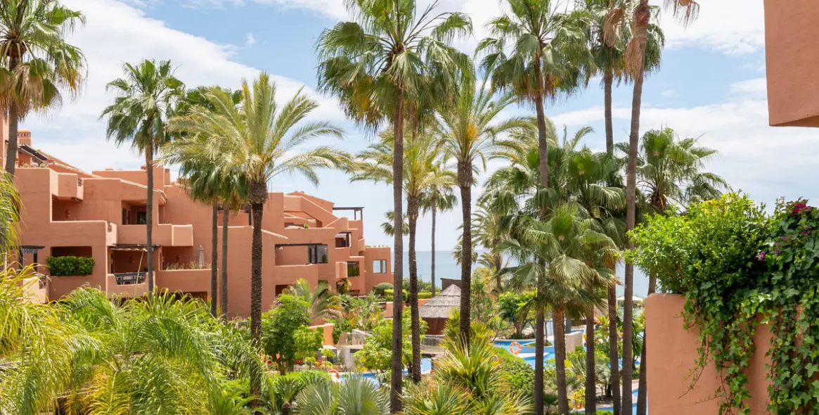 Venta de apartamento en planta media en Estepona 5
