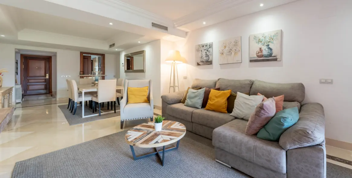 Venta de apartamento en planta media en Estepona 10