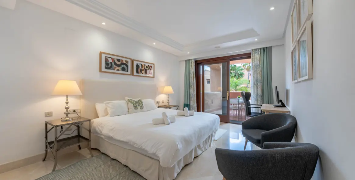 Venta de apartamento en planta media en Estepona 11