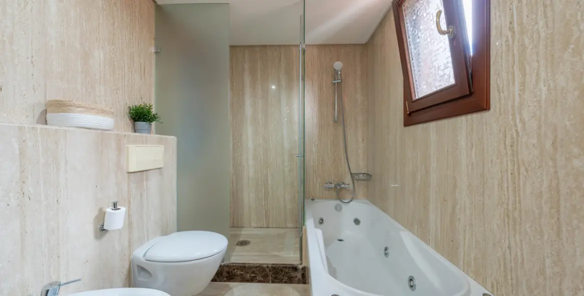 Venta de apartamento en planta media en Estepona 13