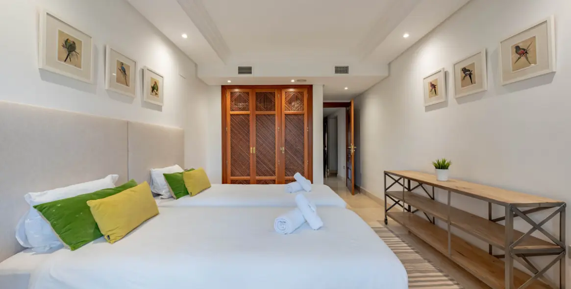 Venta de apartamento en planta media en Estepona 14