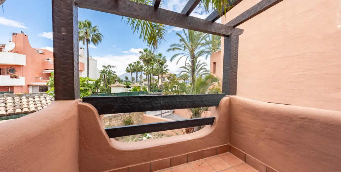Venta de apartamento en planta media en Estepona 16
