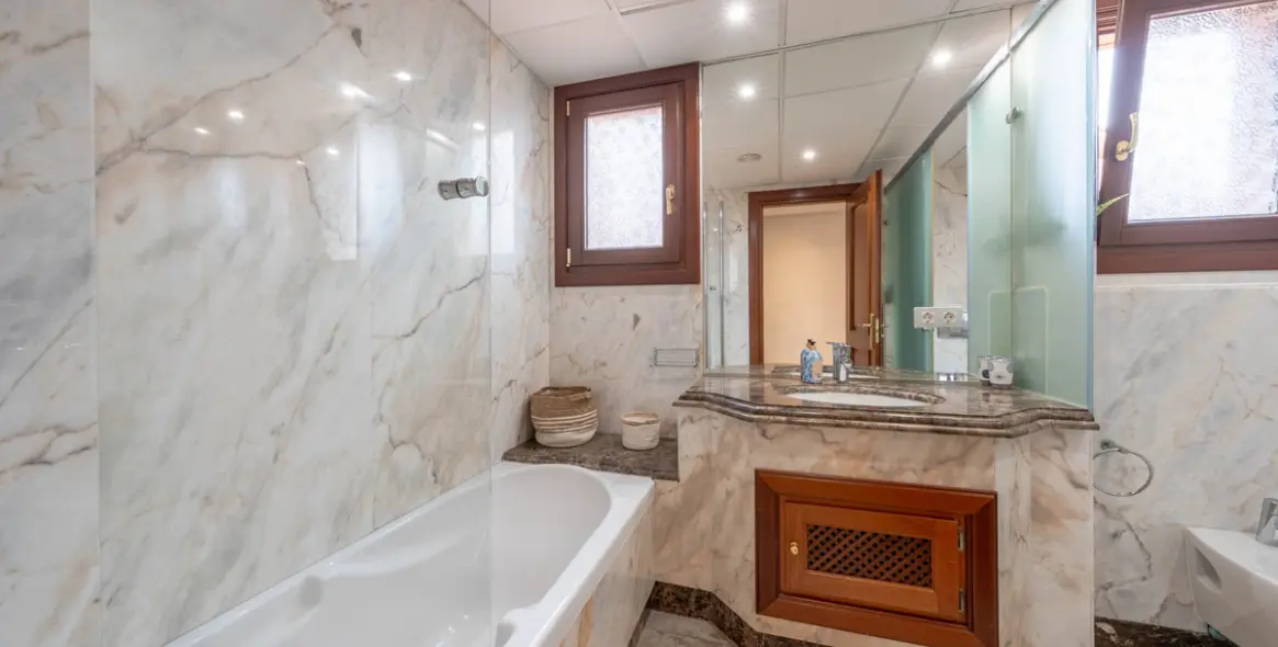 Venta de apartamento en planta media en Estepona 17