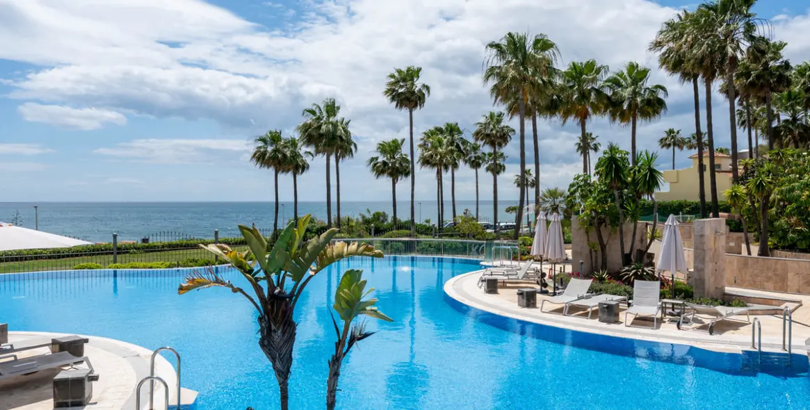 Venta de apartamento en planta media en Estepona 20