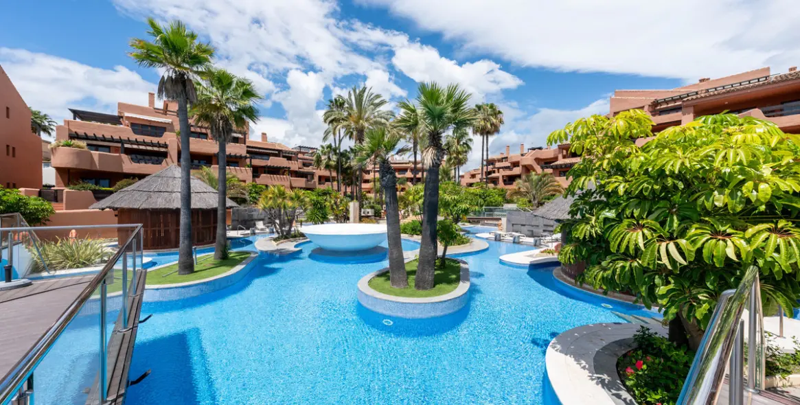 Sale of middle floor apartment in Estepona 21