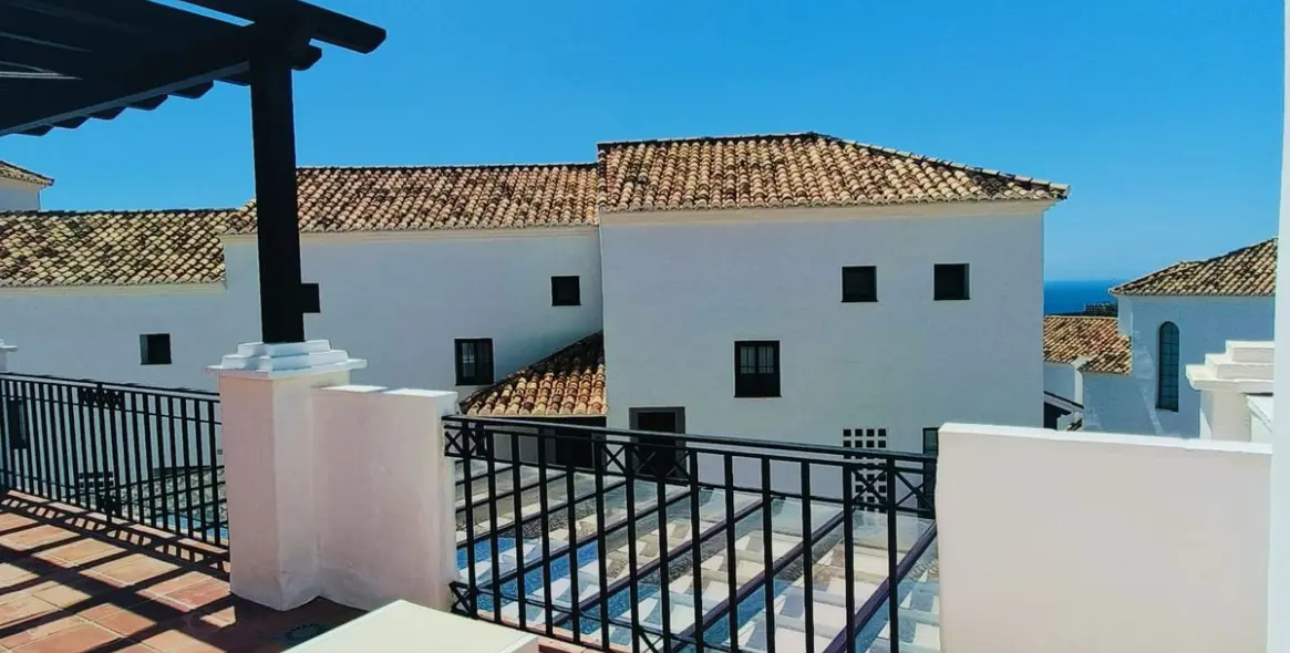 Продажа двухуровневого пентхауса в Altos de los Monteros 5