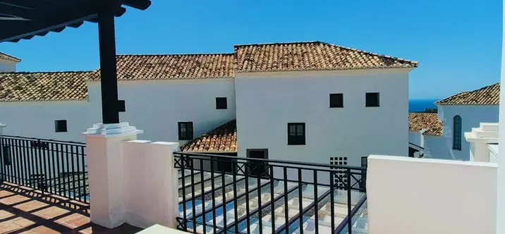 Продажа двухуровневого пентхауса в Altos de los Monteros 4