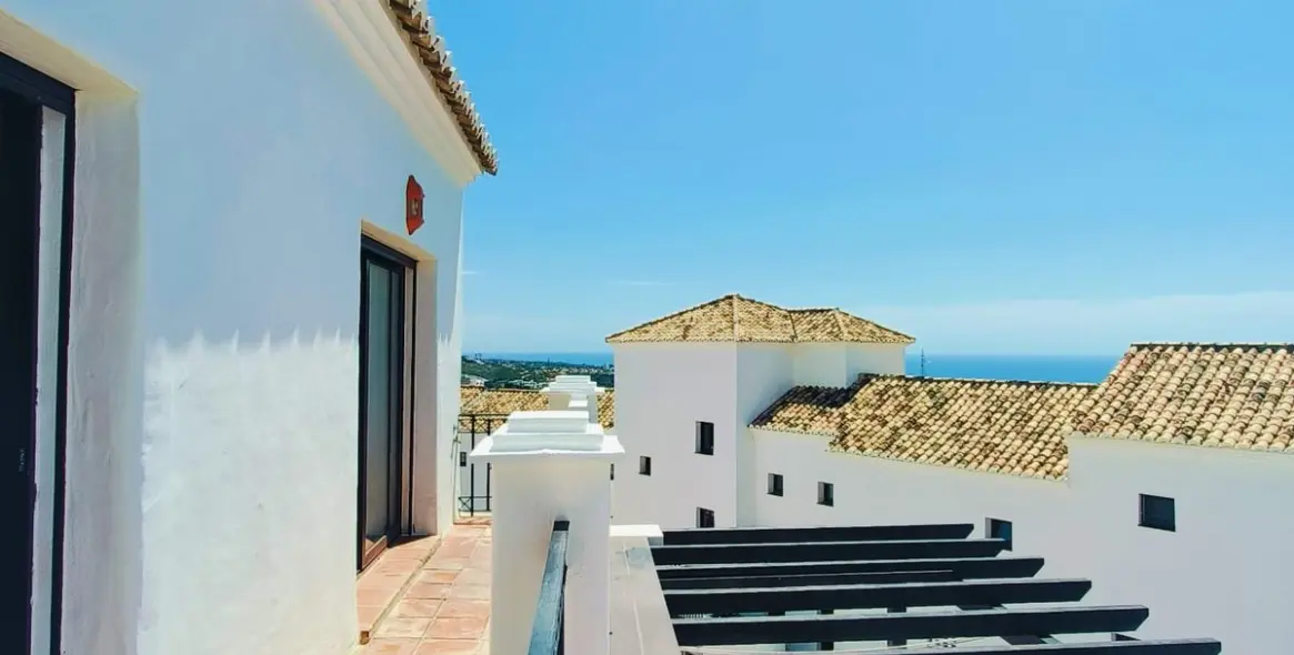 Продажа двухуровневого пентхауса в Altos de los Monteros 6