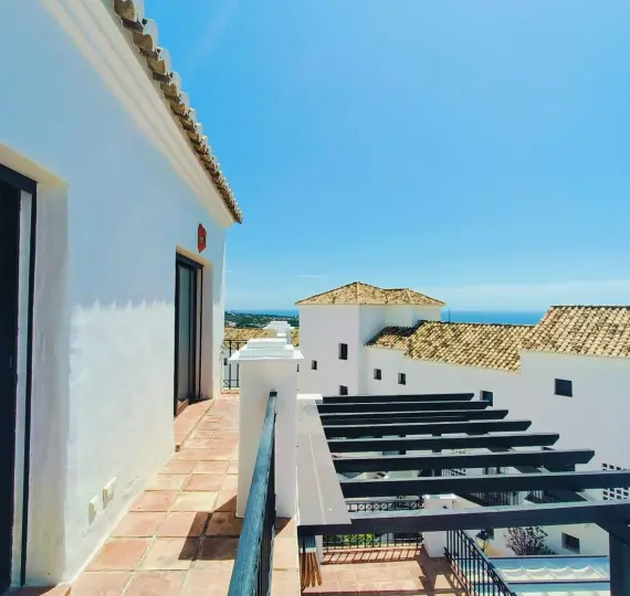 Продажа двухуровневого пентхауса в Altos de los Monteros