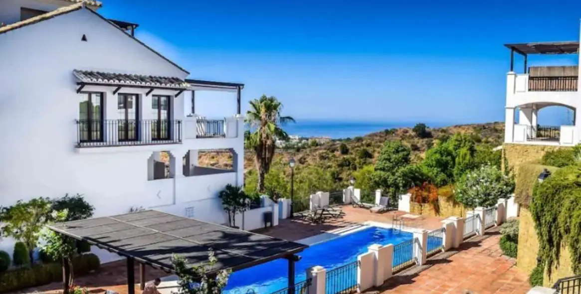 Продажа двухуровневого пентхауса в Altos de los Monteros 7