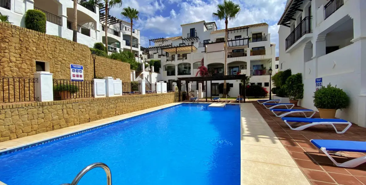 Продажа двухуровневого пентхауса в Altos de los Monteros 8