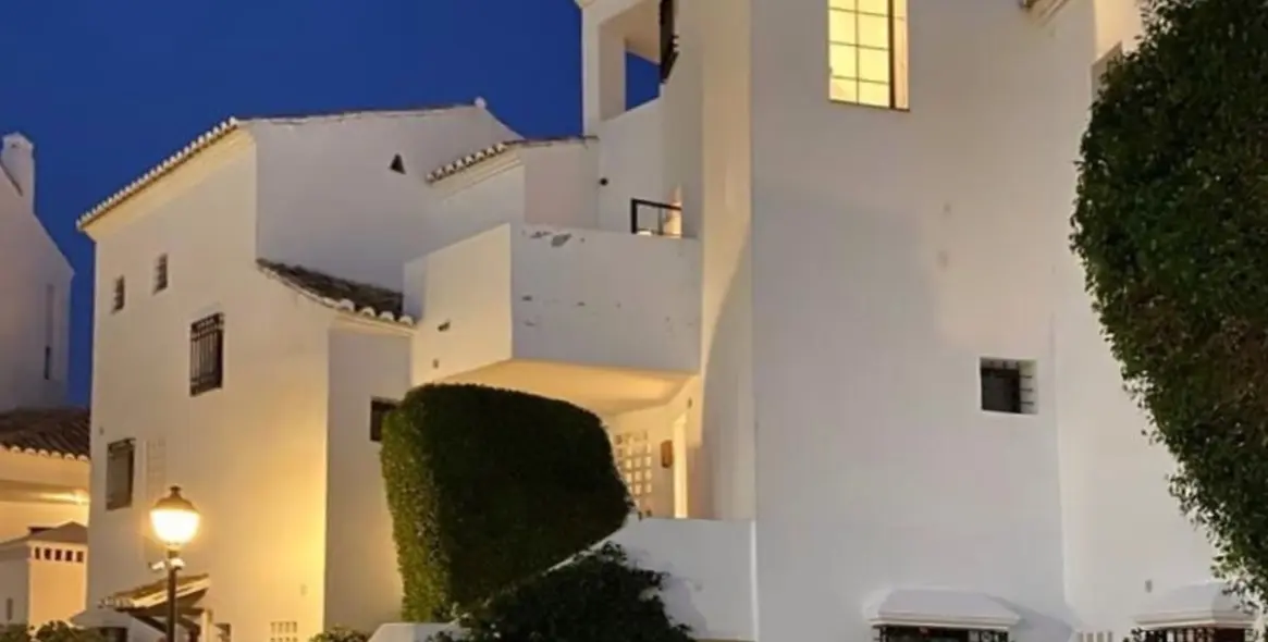 Продажа двухуровневого пентхауса в Altos de los Monteros 10